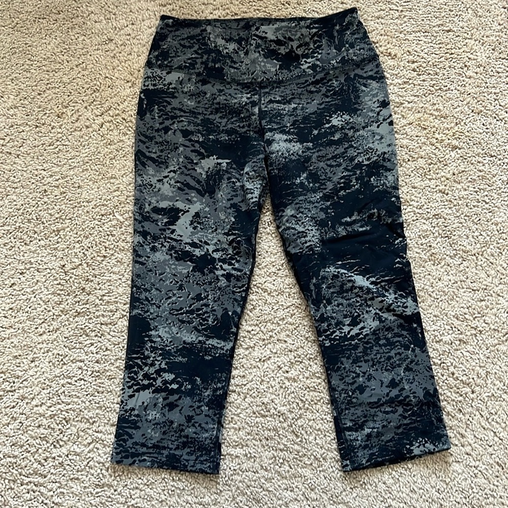 Nike Black camo cropped leggings